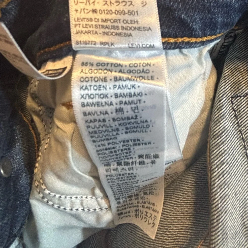 NWT Levi's High Waisted Mom Jeans Mid Wash Blue 28x29 - Picture 8 of 14